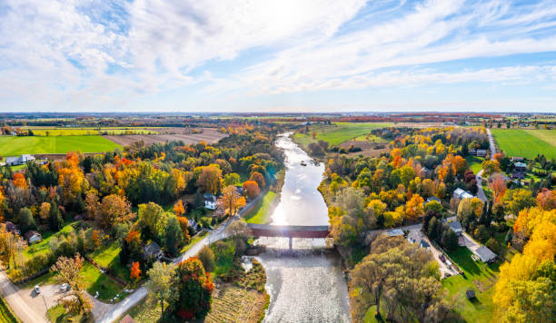 aerial west montrose covered bridge i grand river w pobliżu kitchener, west montrose, kanada - kissing bridge - waterloo ontario zdjęcia i obrazy z banku zdjęć