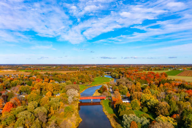 ponte coberta de montrose aérea e grand river perto de kitchener, west montrose, canadá - ponte do beijo - kitchener - fotografias e filmes do acervo