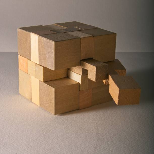 テクスチャ紙面上の3次元木製パズルブロックのクローズアップ - cube puzzle three dimensional shape block ストックフォトと画像
