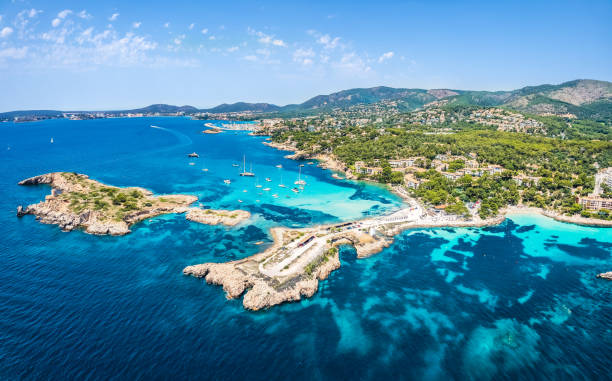 vista aérea do litoral e cala xinxell - illetes - fotografias e filmes do acervo