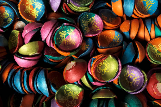 diya de colores tradicionales o lámpara de arcilla para la venta en pune, mercado de la india en el festival de diwali. - vasijas de barro cocido fotografías e imágenes de stock