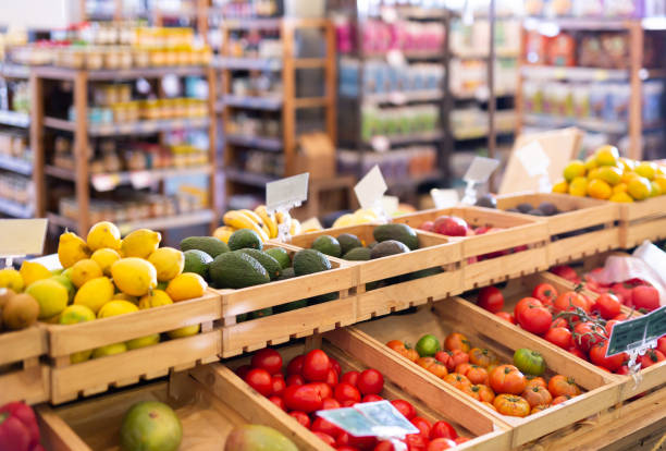 свежие овощи и фрукты на прилавке в продуктовом супермаркете - supermarket стоковые фото и изображения