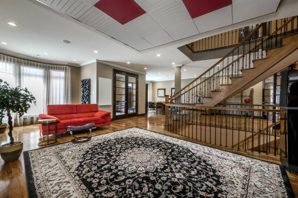 роскошный канадский дом с большим количеством деревянных изделий, меблированный и постановонный - carpet curtain steps model home стоковые фото и изображения
