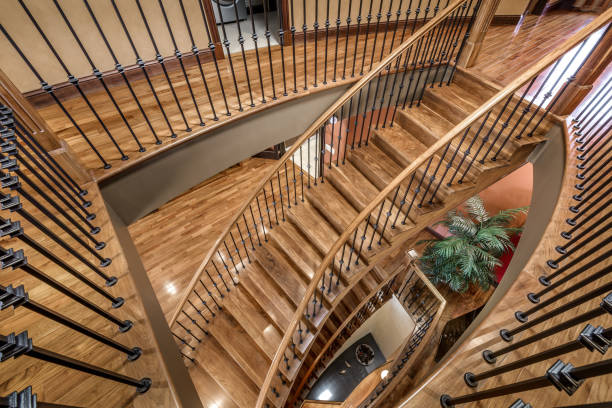 роскошный канадский дом с большим количеством деревянных изделий, меблированный и постановонный - carpet curtain steps model home стоковые фото и изображения