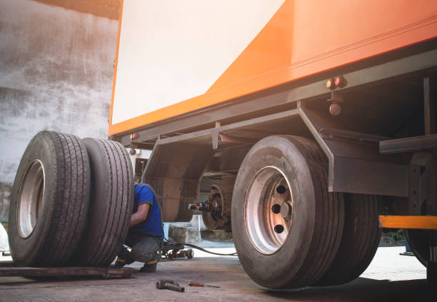 uma grande caminhão rodas e pneus. rodas de caminhão rodas esperando para mudar. reboque maintenace e reparos. - truck tire - fotografias e filmes do acervo