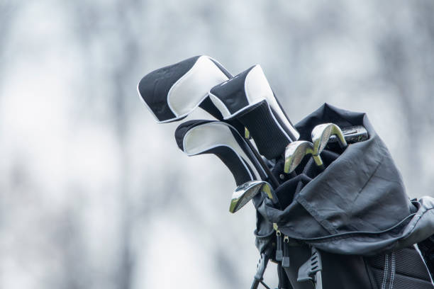 ゴルフクラブは、ゴルフコースのカートのバッグに入っています。 - golf cart golf bag horizontal outdoors ストックフォトと画像