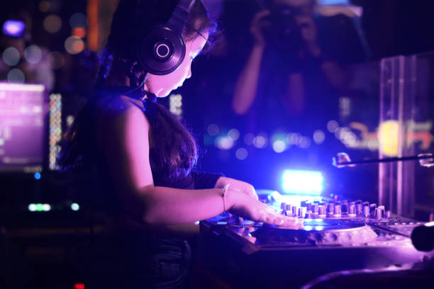 나이트 클럽, 음악 비치 파티 축제 및 나이트 라이프 컨셉의 무대에서 컨트롤러 턴테이블 콘솔 믹싱 데스크에서 라이브 세트를 연주하고 음악을 혼합하는 어린 소녀 dj. - beat box 뉴스 사진 이미지