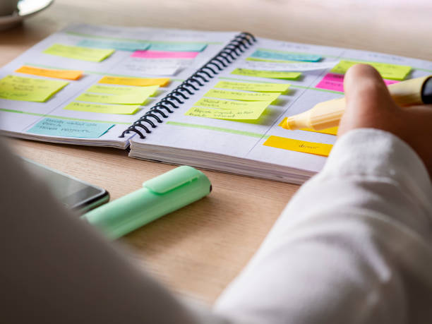 agenda organizzare con color-coding appiccicoso per la gestione del tempo - study foto e immagini stock