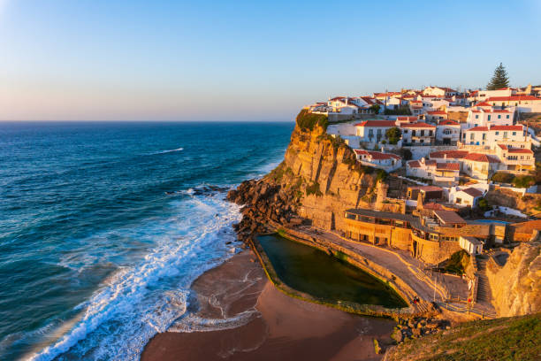 azenhas do mar, pueblo típico en la cima de acantilados oceánicos, portugal - azenhas do mar fotografías e imágenes de stock