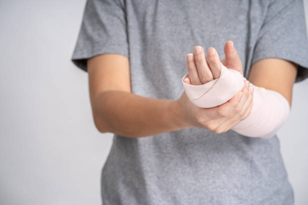 istock Asian people caught broken arms in the studio. Received an accident. 1329007964