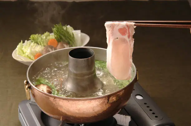 The original form is to heat the ingredients in unseasoned hot water, but in recent years, due to the influence of the hot pot boom, the style of using various soups has become widespread.