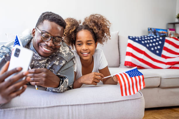 soldado estadounidense finalmente en casa con su familia - family american culture black child fotografías e imágenes de stock