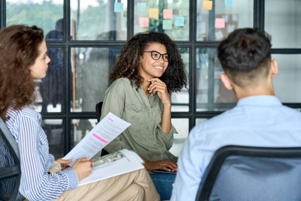 divers collègues souriants et heureux à l’écoute du mentor leader dans un bureau moderne. - stage photos et images de collection