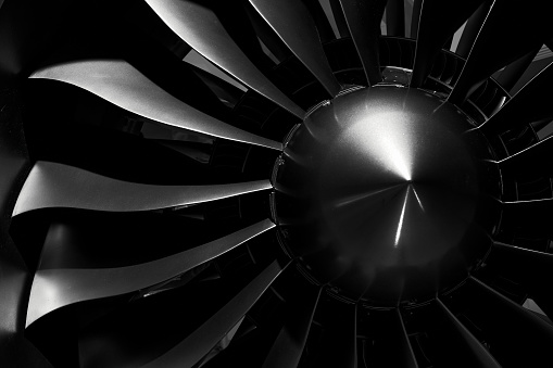Moderno motor turbofán. primer plano de turborreactor de aviones sobre fondo negro. cuchillas del motor turbofán del avión photo