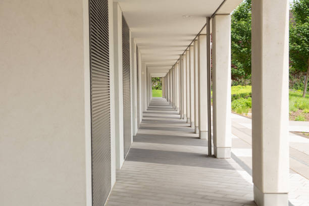 colonnato bianco / corridoio leggero con luce dal lato destro - colonnade column architecture austria foto e immagini stock