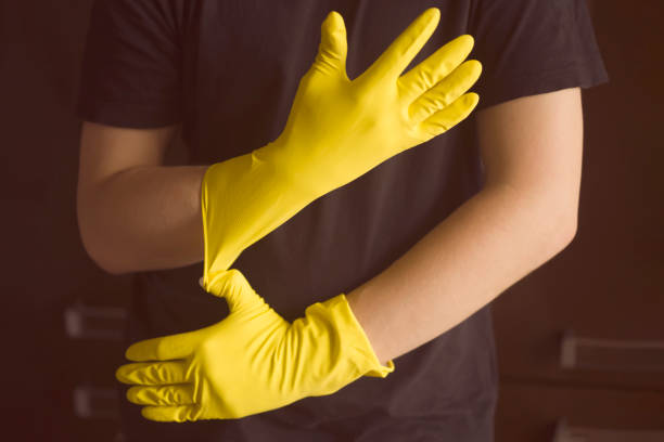 노란 고무 장갑을 낀 여성이 가사를 합니다. - kitchen glove 뉴스 사진 이미지