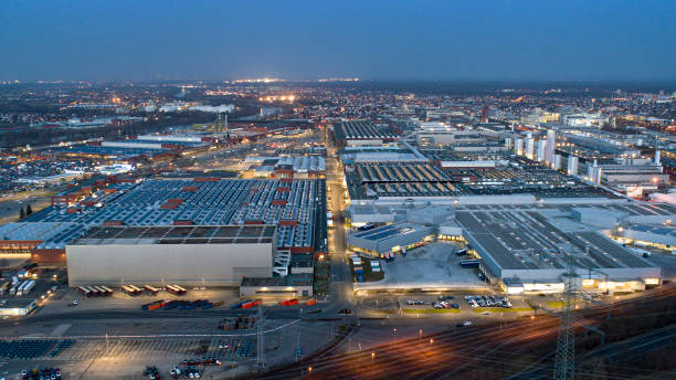 grande parque industrial e empresarial - vista aérea ao anoitecer - factory night skyline sky - fotografias e filmes do acervo