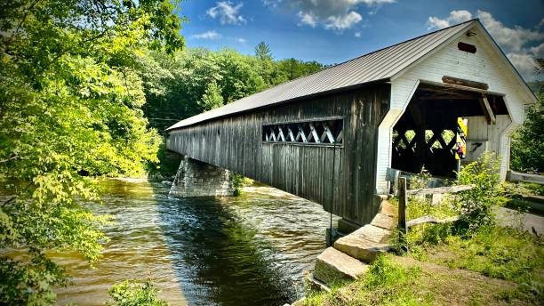 a ponte coberta dummerston abrangendo o rio oeste - new england summer - fotografias e filmes do acervo