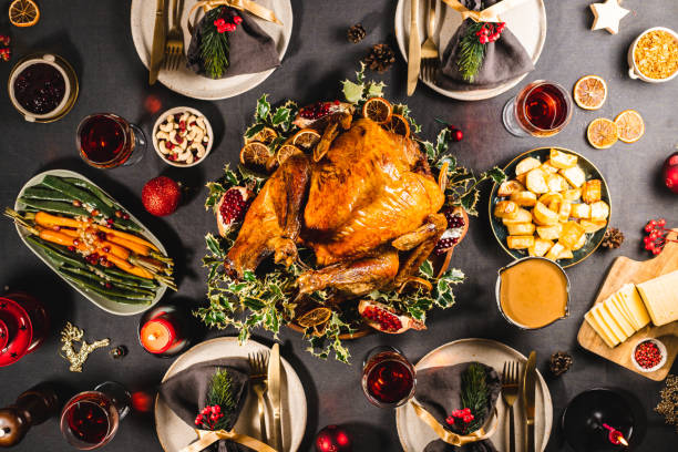 テーブルの上の伝統的なクリスマスイブディナー - holiday season turkey food ストックフォトと画像