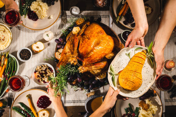 семья обедает дома в день благодарения - thanksgiving turkey dinner dinner party стоковые фото и изображения