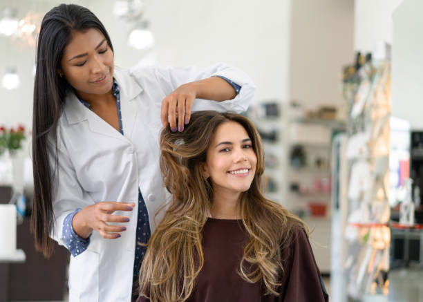 Woman at the hair salon talking to the hairdresser about a new hairstyle Beautiful Latin American woman at the hair salon talking to the hairdresser about a new hairstyle - beauty concepts Hair Stylist: stock pictures, royalty-free photos & images