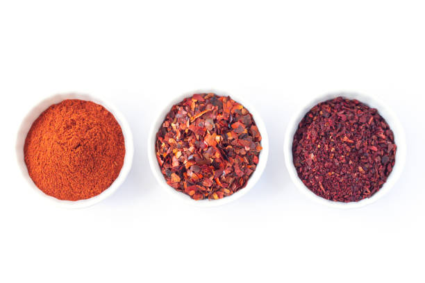 ciotole spezie rosse peperoncino in polvere pomodori secchi isolati su bianco - spice ayurveda herb curry powder foto e immagini stock