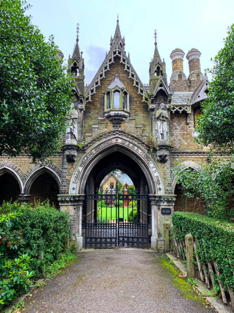 wejście do holly village, swains lane, highgate. - gate palace english culture formal garden zdjęcia i obrazy z banku zdjęć