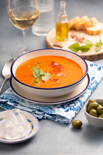 piatto tradizionale spagnolo gazpacho con pane bianco e vino - gazpacho salsa vegan food freshness foto e immagini stock