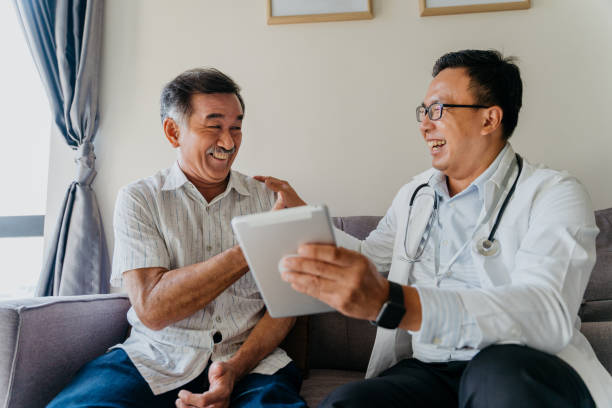 病気から順調に回復する幸せな先輩患者 - chinese doctor ストックフォトと画像