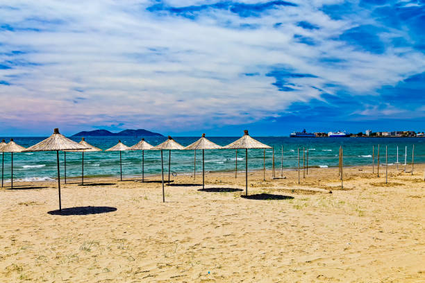 plage vide avec des parasols de plage de reed, personne sur la plage. beau ciel bleu, temps chaud. plage sans voyageurs ni touristes. annulations dues au coronavirus covid-19. quarantaine. - beach cancelled close up color image photos et images de collection