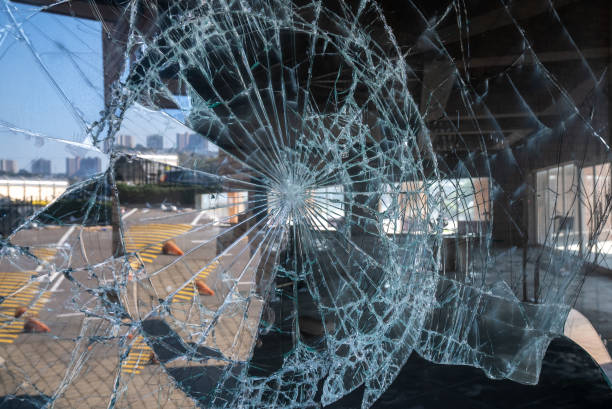 smashed glass window - vandalism imagens e fotografias de stock