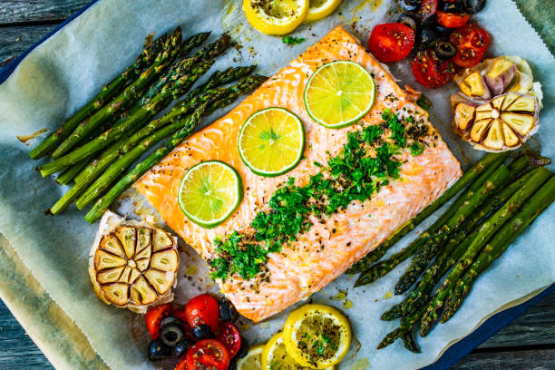 una hoja de salmón y verduras - bandeja de horno fotografías e imágenes de stock