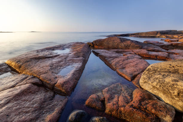 belle matinée sur la côte rocheuse, îles åland, finlande - archipel photos et images de collection