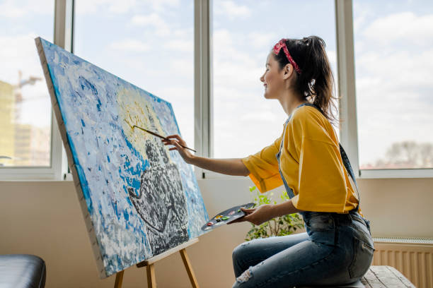 talentosa artista femenina trabaja en pintura al óleo abstracta, usando pincel que crea una obra maestra moderna - oil painting painted image art studio fun fotografías e imágenes de stock