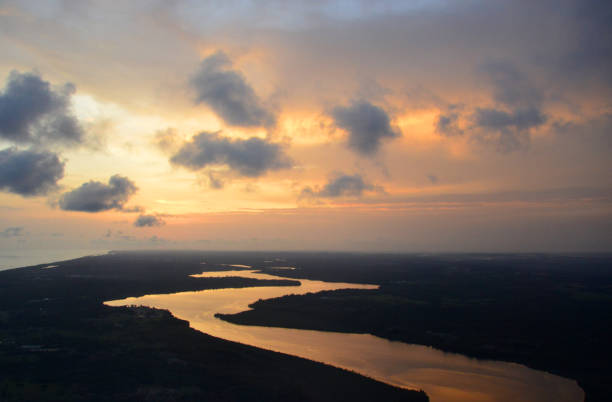 空からメスラド川、モンロビア、リベリア - liberia ストックフォトと画像