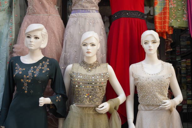 小売店の布店の前で最新のインドの服を着たマネキン。 - mannequin clothing window display fashion ストックフォトと画像