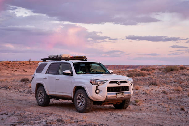 toyota 4runner suv in der felsenwüstenlandschaft von san rafael swell - san rafael swell stock-fotos und bilder