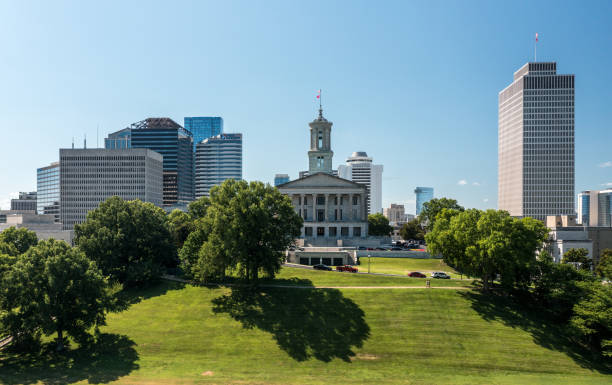 aerial view of the state capitol building in nashville, tennessee - nashville tennessee state capitol building federal building imagens e fotografias de stock