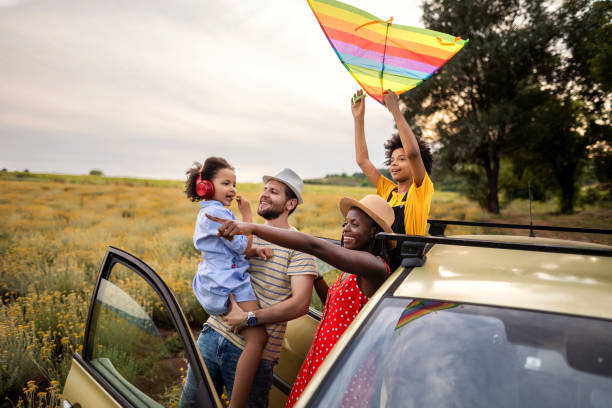glückliche multiethnische familie mit kindern bereit für den urlaub - autoreise stock-fotos und bilder