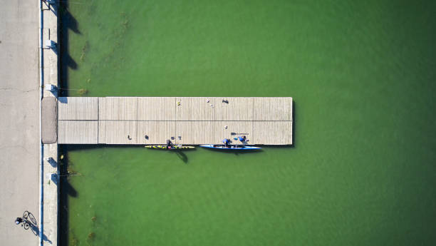 a doca com duas canoas no rio - remo simples - fotografias e filmes do acervo