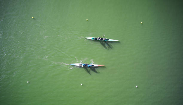 dwie łodzie przelatujące przez kanał wioślający - team sport rowboat sports team nautical vessel zdjęcia i obrazy z banku zdjęć