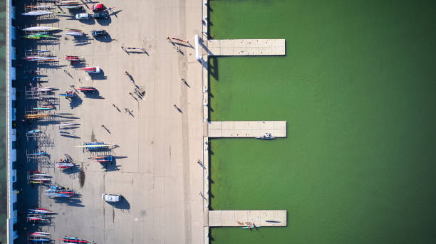 luftaufnahme des docks mit kajak und kanu - riemenrudern stock-fotos und bilder