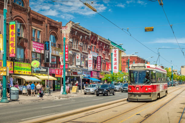 chinatown centro di toronto canada - chinatown foto e immagini stock