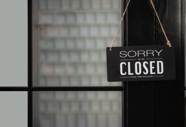 Signboard of tell sorry we are closed business and please come back again when situation improved with hanging to door front at shop. Signboard of tell sorry we are closed business and please come back again when situation improved with hanging to door front at shop. Text written Sorry we're closed hang on mirror door at restaurant. restaurant mirror stock pictures, royalty-free photos & images