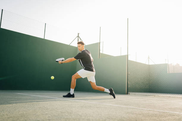 paddle-tennisspieler im training - racketball racket ball court stock-fotos und bilder