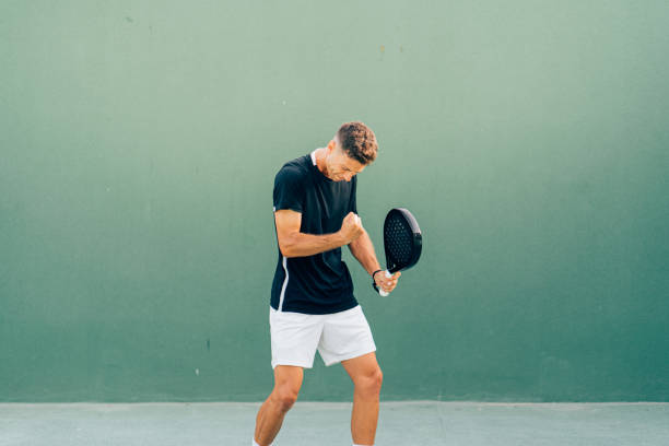 paddle-tennisspieler feiert den punkt im match - racketball racket ball court stock-fotos und bilder
