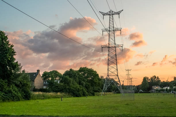 transmission sunset - torre de transmissão de eletricidade imagens e fotografias de stock
