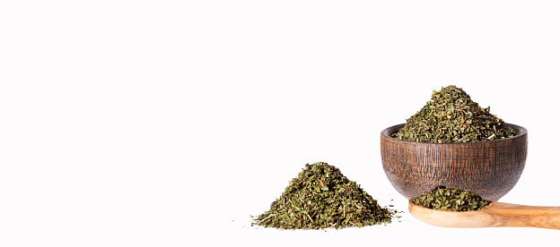 Artemisia dracunculus - Dried organic tarragon leaves in wooden bowl
