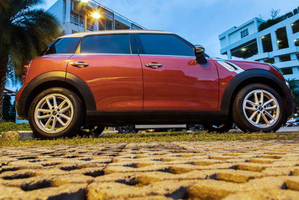 vista lateral do red mini cooper estacionado no estacionamento. - metal door measuring work tool - fotografias e filmes do acervo