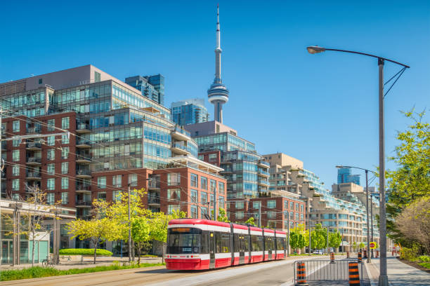 ダウンタウン トロント カナダ ニュー ストリートカー - city urban scene canada commercial land vehicle ストックフォトと画像